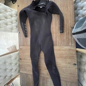 Isurus Alpha Elite 2/3/2mm. compression wetsuit.